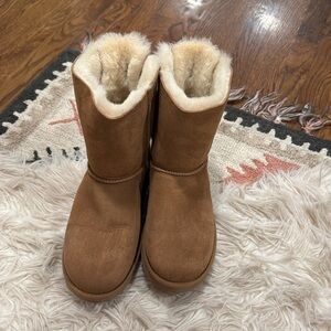Ugg Bailey Bow Size 7 in Chestnut